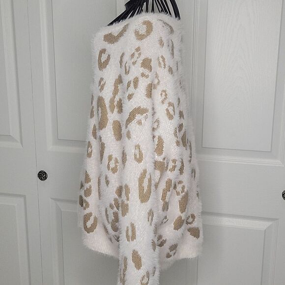 Cream Cheeta Eyelash Sweater Size L - Picture 3 of 6